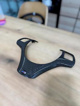 Preview: Carbon Lenkradspange passend für BMW E81 bis E93, X5 M und X6 M, Design LSC5, in Handarbeit gefertigt