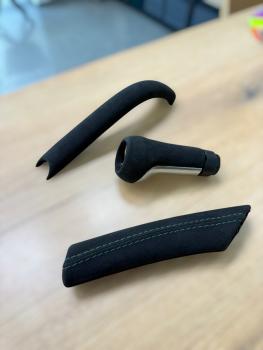 Preview: Porsche 987 Schaltknauf, Schaltsack und Handbremsgriff mit Alcantara oder Leder neu bezogen. Perfekt für eine sportliche und hochwertige Innenraumveredelung.