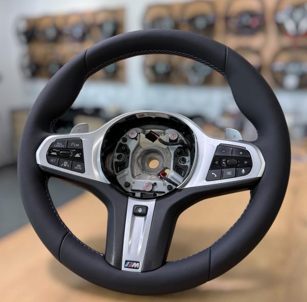 Handgefertigter Lenkradbezug im Design A671, gefertigt für BMW G30, G31, G01, G05, G06, F97, F90