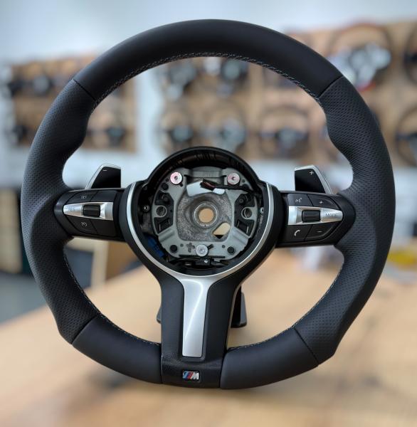 Handgefertigter Lenkradbezug im Design A677, gefertigt für BMW F01, F02, F07, F10 bis F13, F15