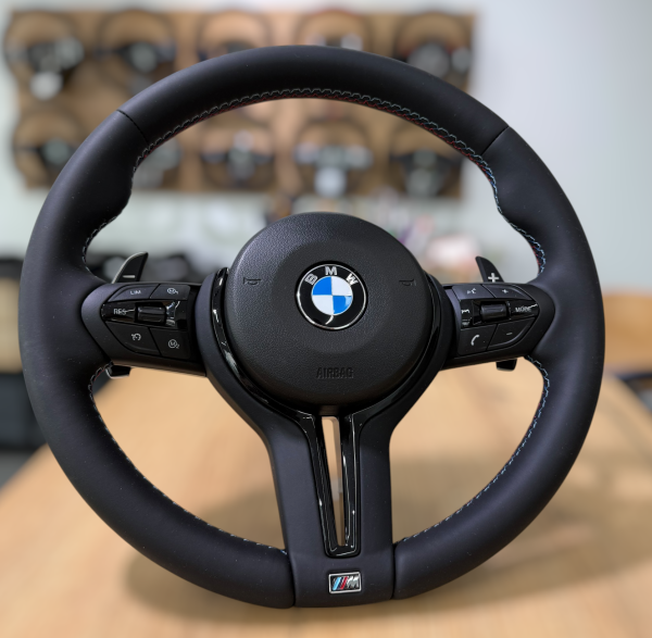 Hochwertiges Lederlenkrad passend für BMW 1er, 3er, 4er F-Generation und M-Varianten, vollständig neu bezogen, Design A705