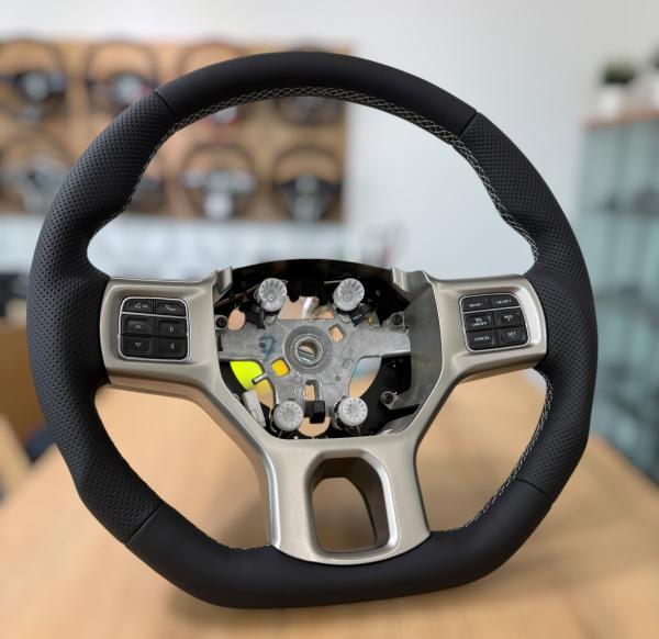 Neu bezogenes Multifunktionslenkrad passend für den Dodge RAM 1500 Baujahr 2015, Design A655, hochwertige Optik