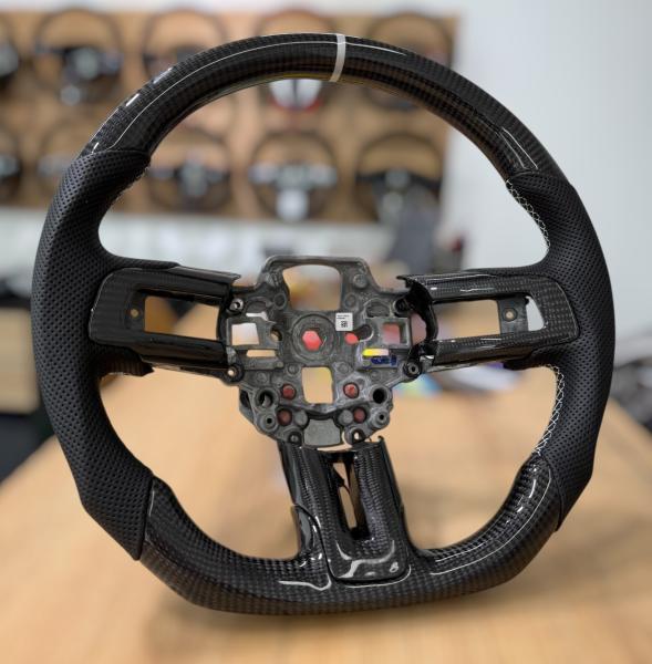 Mustang VI und GT500 Lenkrad mit frischer Carbon-Optik, Design A639