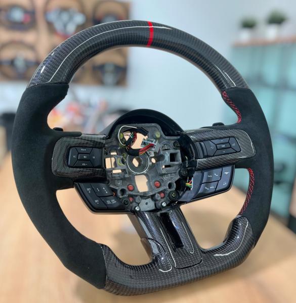Echtes Carbon in Kombination mit Leder für das Lenkrad des Ford Mustang GT500, Design A684