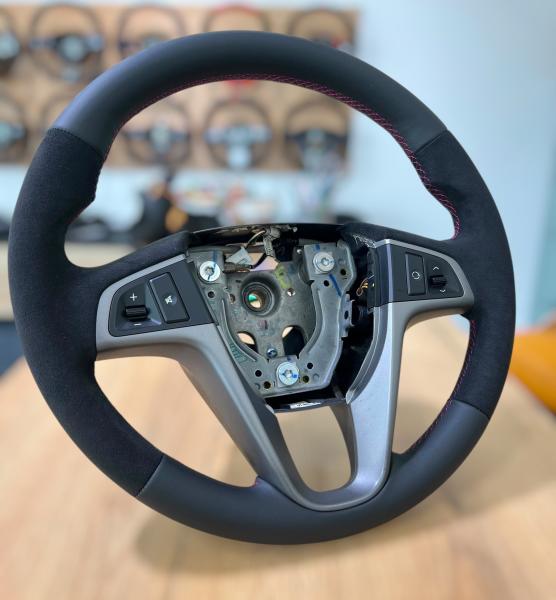 Neu bezogenes Hyundai i20 Lenkrad im Design A688