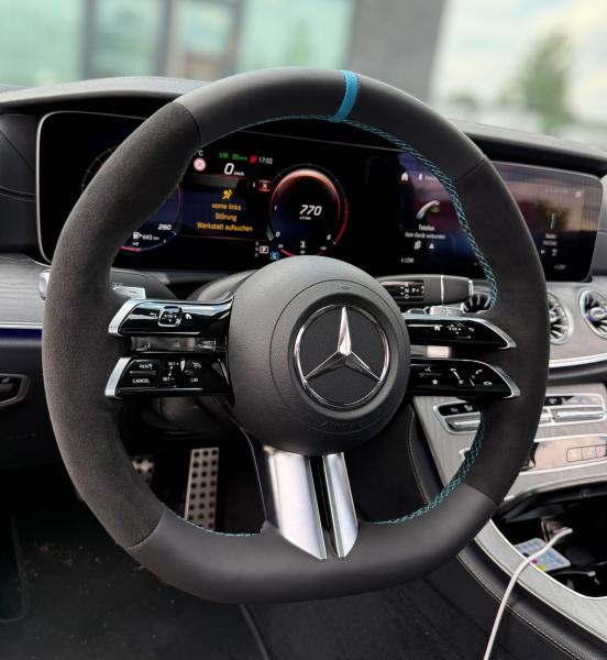 Neu bezogenes Sportlenkrad passend für Mercedes S Coupé, A Klasse, S Klasse, CLS und E Klasse AMG, Design A653, sportlich-elegante Optik