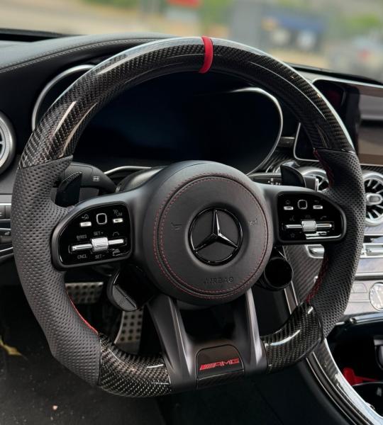 Sportlich-elegantes Carbon Lenkrad passend für die AMG geprägten Mercedes Baureihen W205 bis W222, Design A654