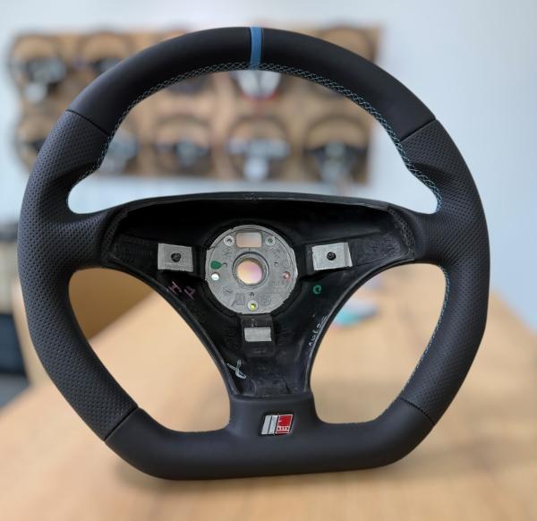 Neu bezogenes Multifunktionslenkrad passend für die Audi Baureihen A3 8L, A4 B5, A8 D2 und A6 C5, Design A657, hochwertige Optik