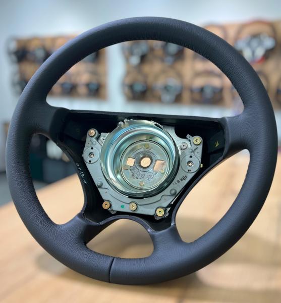 Handwerklich aufgearbeitetes Mercedes W906 W639 Lenkrad, Design A690
