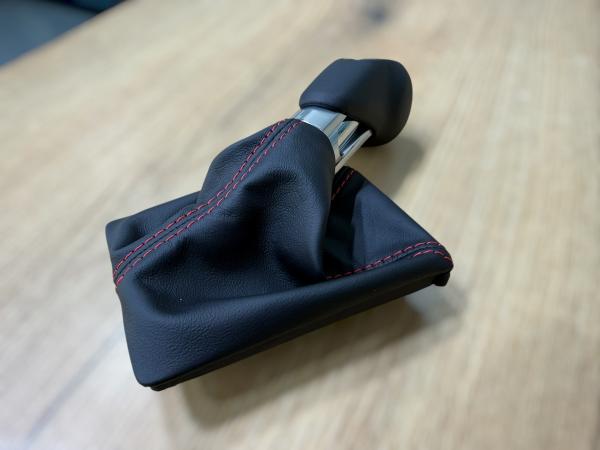 Exklusive Aufarbeitung von Porsche Schalthebel, Schaltknauf und Schaltsack. Individuelle Gestaltung mit Premiumleder oder Alcantara für ein perfektes Fahrerlebnis