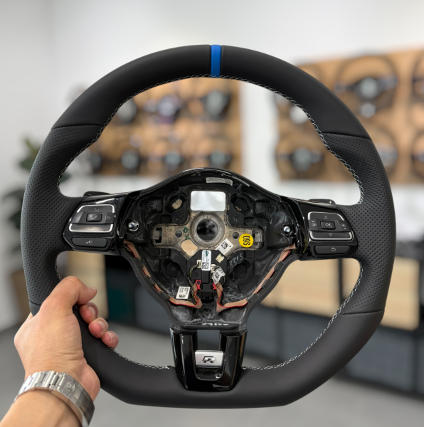 Handwerklich neu bezogenes VW Lenkrad für Golf 6 GTI, GTD und R-Line sowie Passat B8, Design A638