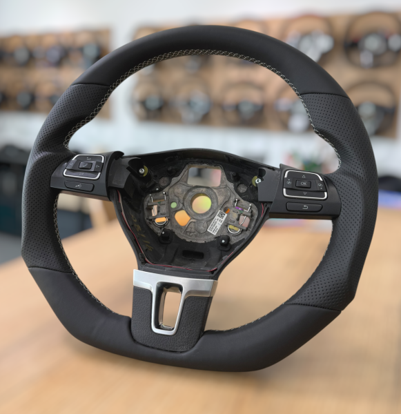 Handgefertigter Lenkradbezug im Design A666, gefertigt für VW T5, Passat B7, CC, Golf 6 und Amarok